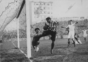 San MamésAthletic Club de Bilbao - Real MadridGerardo remata batiendo a Alberty