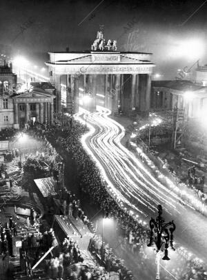 Treinta mil Hombres Portadores de Antorchas, Desfilaron en Berlín en la noche...