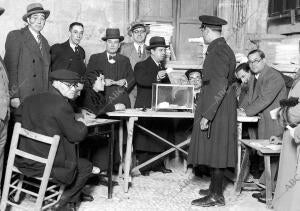 Un guardia de asalto votando en las elecciones de febrero de 1936