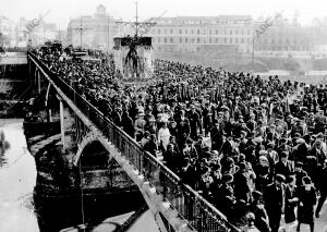 Una Cofradia Desfilando por el puente de Triana