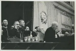 Reunión preparatoria de las nuevas Cortes, presidiendo la Mesa de Edad el...