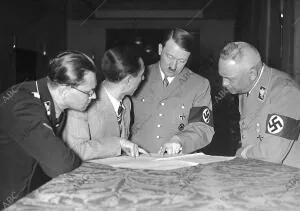 Durante las elecciones el "führer", Adolf Hitler, compara los primeros...