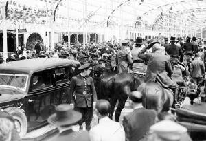 Los Caballeristas en la Feria Rodean al coche del presidente de la república y...