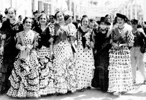 Grupo de Señoritas Pasean por la Feria