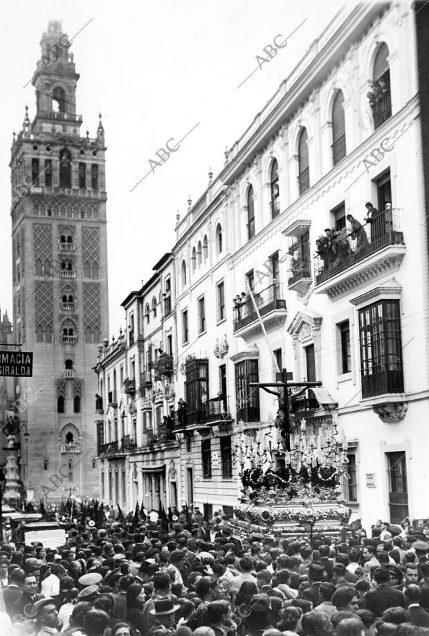 La muchedumbre en la plaza de la Giralda, Caldea el ambiente con sus Notas de...