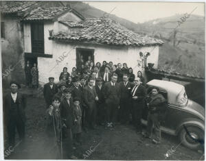 Visita del aviador Antonio Menéndez Peláez a su familia en su pueblo natal,...