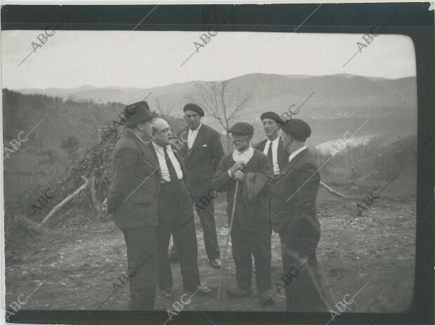 Visita del aviador Antonio Menéndez Peláez a su familia en su pueblo natal,...