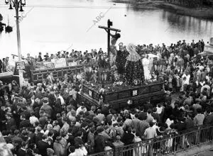 El paso del santísimo cristo de las Aguas por el puente de Triana -fecha...