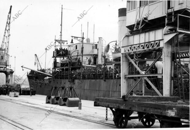 Transporte de Guerra Conduciendo Tropas de caballería y artillería para ayudar A...