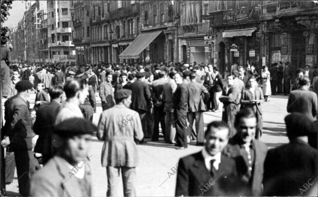 Los Obreros, en la calle de Uria, se Concentran A Primeras Horas de la mañana...