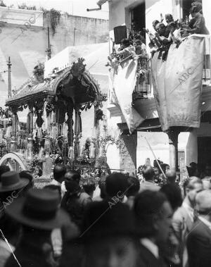 Salida de la hermandad de Triana por el Barrio