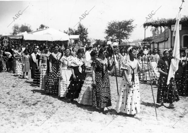 Procesión del simpecado de Triana por el real del Rocío