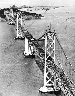 Vista Aérea del puente tendido sobre la bahía de Oakland