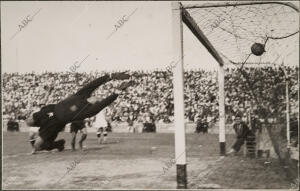 En la imagen, el primer gol marcado por Eugenio