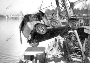 Momento de extraer el taxi que Cayó al Guadalquivir Ocasionando dos Víctimas