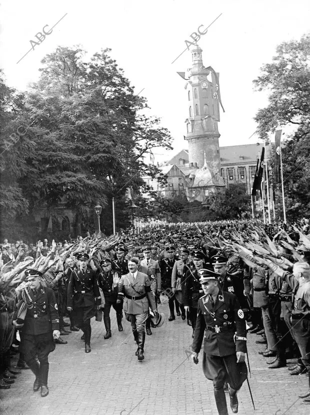 Antes del desfile, que presidio Hitler, había asistido éste a la colocación de...