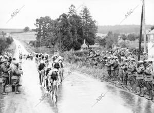 La 3ª etapa, Charleville-Metz transcurre con el corredor luxemburgués Mathias...