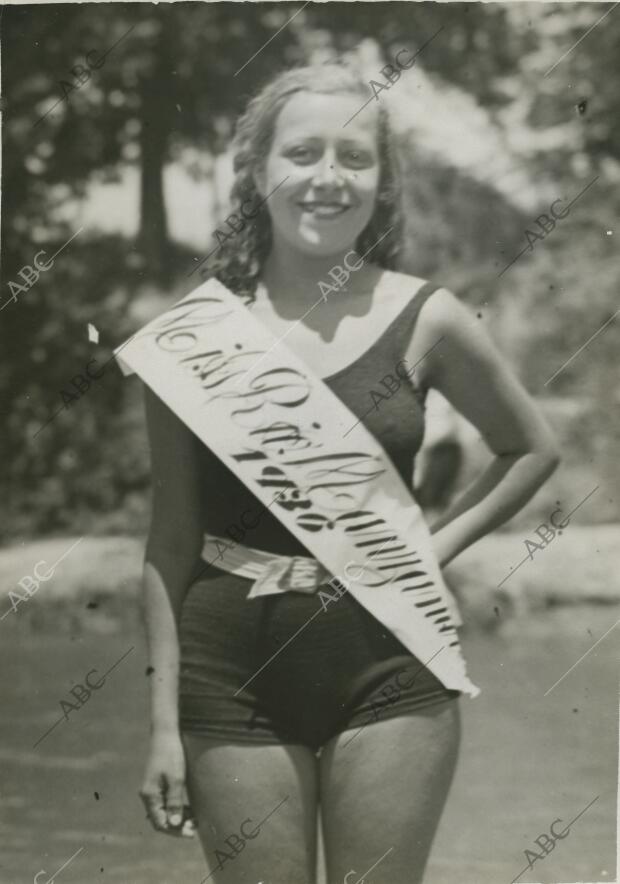 La bañista Marina Albin fue elegida por aclamación popular Miss Río Manzanares,...