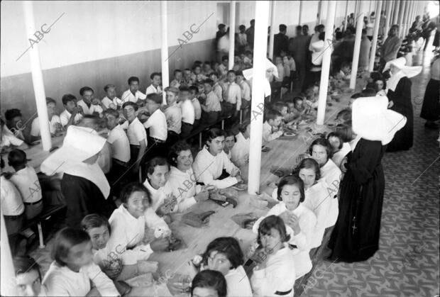 Merienda extraordinaria de los niños y niñas de asistencia social en Tarragona