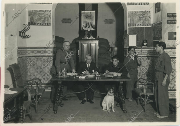 De izquierda a derecha: el capitán don Joaquín González de la Peña, el teniente...