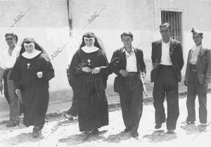 Un grupo de milicianos custodia a unas religiosas en Alcalá de Henares, durante...