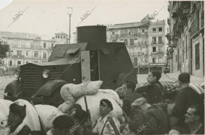 Una barricada protegida por un tanque del ejército republicano