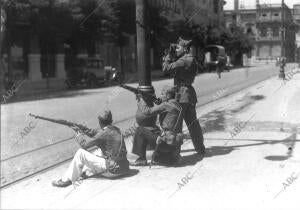 Soldados armados en la actual avenida de la Constitución de Sevilla, a los dos...