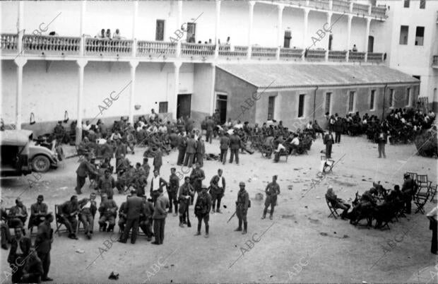 Sentados, los Guardias Civiles Prisioneros