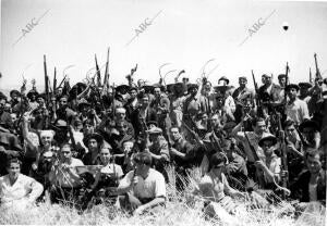 Grupo de Milicianos y Campesinos Dirigiéndose A Zaragoza con la columna del...