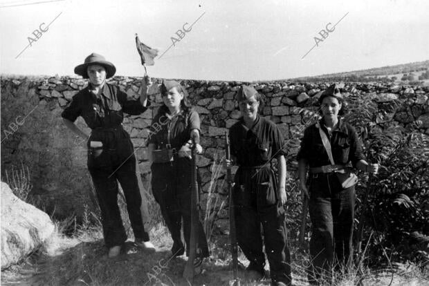 Milicianas en el pueblo de Guadarrama (Madrid)