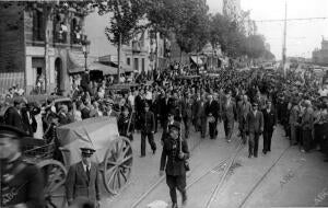 Desfile de la comitiva fúnebre del entierro de los Capitanes Arrando y Arenas,...