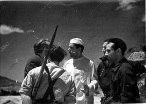 Un médico de la cruz Roja, en las Líneas Avanzadas de Somosierra, Da...