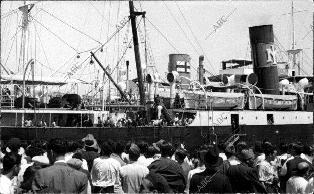 Los Vecinos de Alicante Agrupados alrededor del barco de vapor Jaime I,...