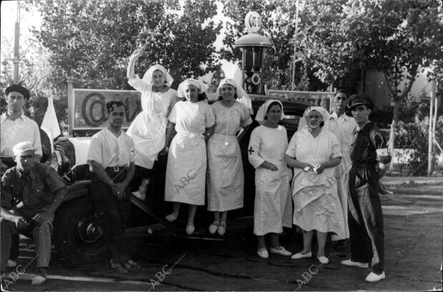 Mujeres del frente popular de la cruz Roja, A su Llegada A Toledo para asistir A...