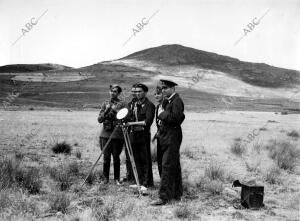 Soldados Haciendo Señales en el frente de Somosierra, donde se Mantenía...