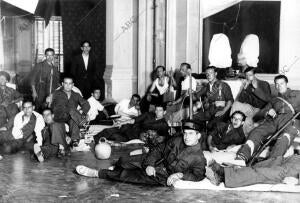 Milicianos Descansando en un salón del palacio de Medinaceli
