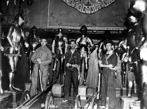 Milicias del frente popular Custodiando el palacio del duque de Medinaceli,...