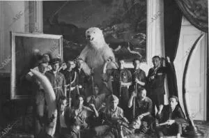 Las Milicias Custodiando el museo del palacio de Liria, propiedad del duque de...