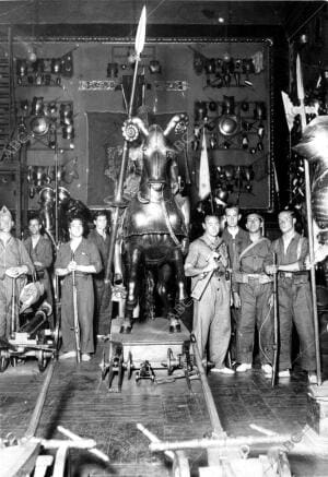 Las Milicias Haciendo guardia en el museo del palacio de Medinaceli, Incautado