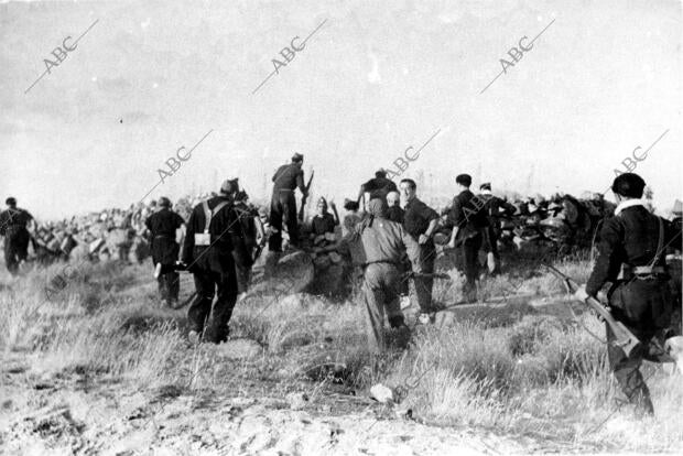 Fuerzas Republicanas Saltando las Tapias de los Cercados Andaluces para...