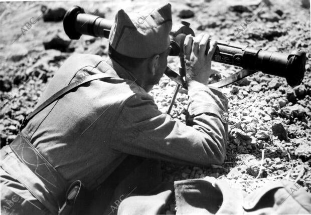 Jefe de Milicias, en el frente de Navalperal, Observando detenidamente el...