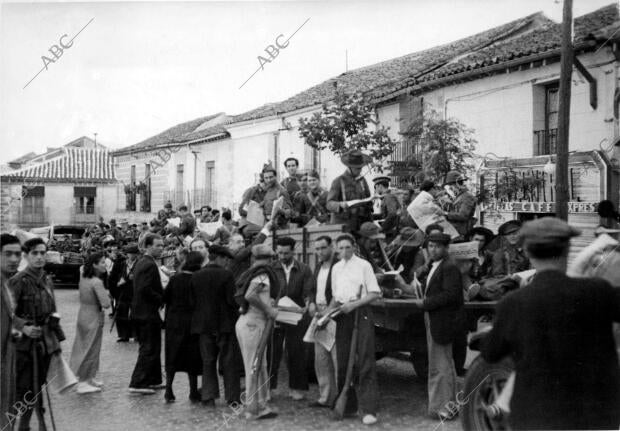 Camiones Cargados de Milicianos, en dirección al frente de Talavera