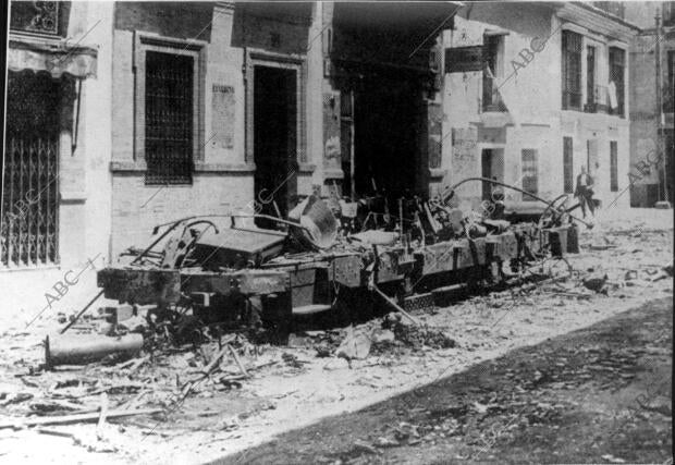 Tranvía Destrozado en una calle de Sevilla