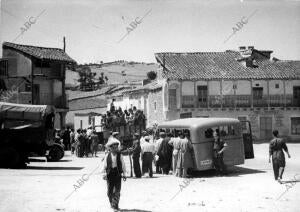 Tropas y milicianos a su paso por el pueblo de El Molar, para dirigirse a...