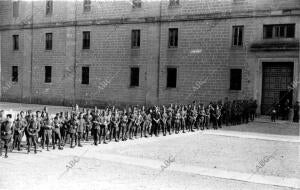 Columna de infantería Haciendo un alto para Descansar, al pie del monasterio de...