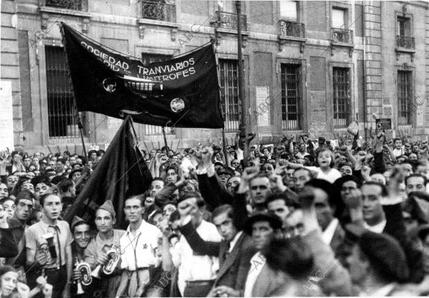 Desfile, por la puerta del Sol, del batallón de Milicias de los Tranviarios que...