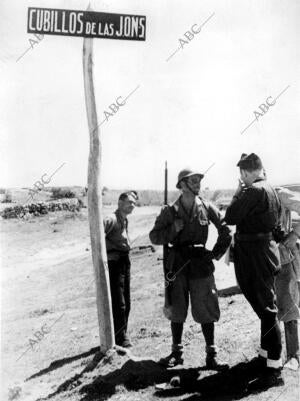 Pie de foto Original: "el soldado y el falangista Están Muertos de Risa