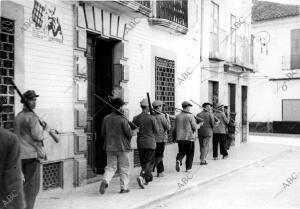 Las Milicias Andaluzas al entrar en un pueblo que se Encontraba en poder de los...