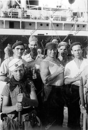 Grupo de Milicianos en el puerto de mahón Esperando la hora de partir hacia...