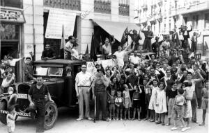 La comisión de la falla de la calle de Conde de Altea y Ciscar, que Invirtió la...